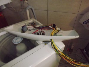 Fios passando pela capa plástica da máquina