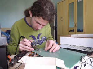 Paulo Trentin soldando componentes na placa ilhada