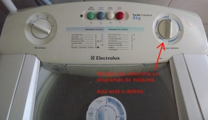 Visão frontal da máquina e relógio defeituoso