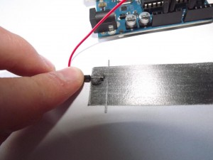 preparando para fixar fio no resistor